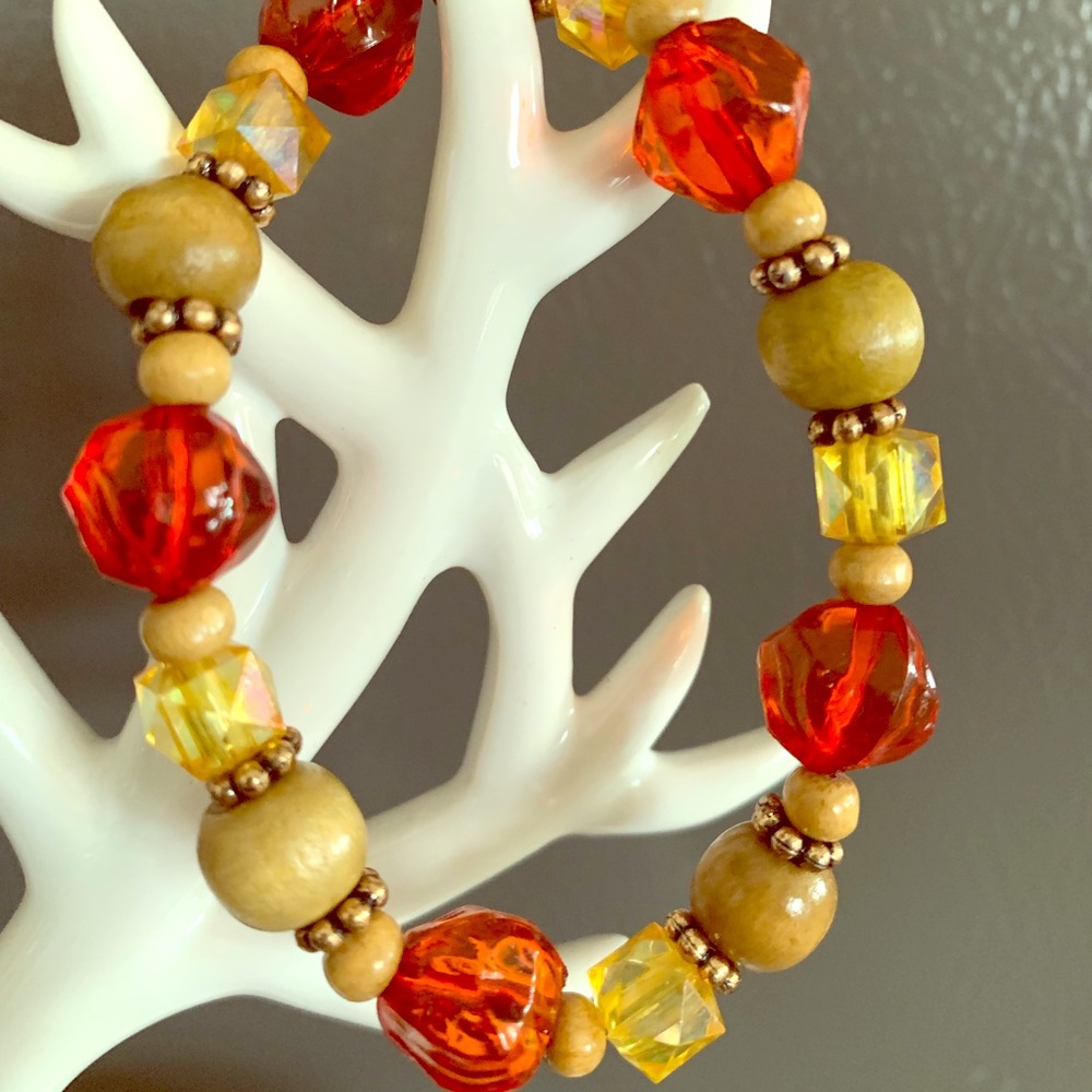 Tan/Orange beaded stretch bracelet.